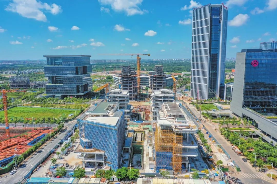 近日,位于海口江东新区总部经济区(生态cbd)的江东天地项目实现主体钢