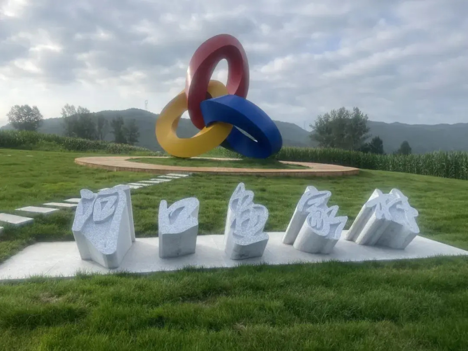 河口画家村距离白山市区仅十分钟车程,紧邻市区,地理位置优越,景色