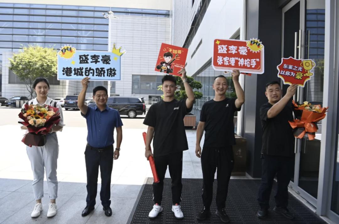 "干饭哥"盛李豪回家啦!红烧肉,安排!