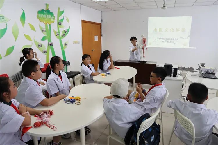 "在华亭镇社区卫生服务中心中医开放日活动中,华亭学校12名小朋友化身