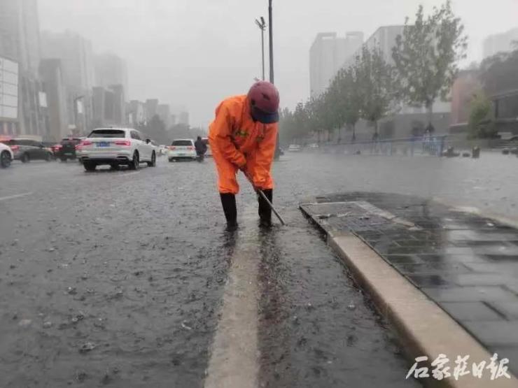【媒体报道】应对强降雨 石家庄环卫工人冒雨排水_澎湃号·政务_澎湃新闻-The Paper