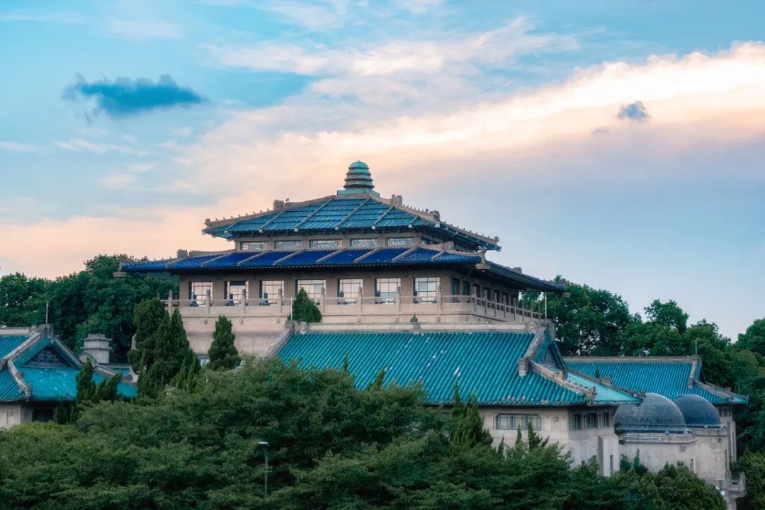 这里是武大精神的流淌一砖一瓦都是历史的沉淀温柔地拂过它的琉璃瓦顶