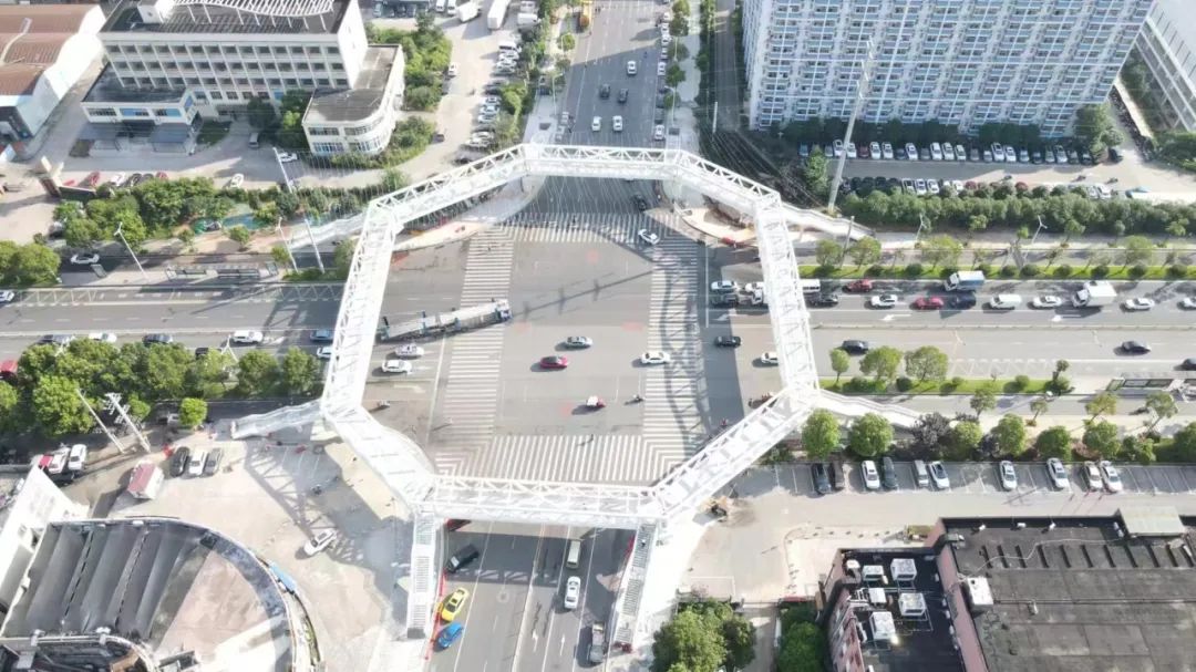 大气!雨花区首座"八边形"人行天桥投入使用