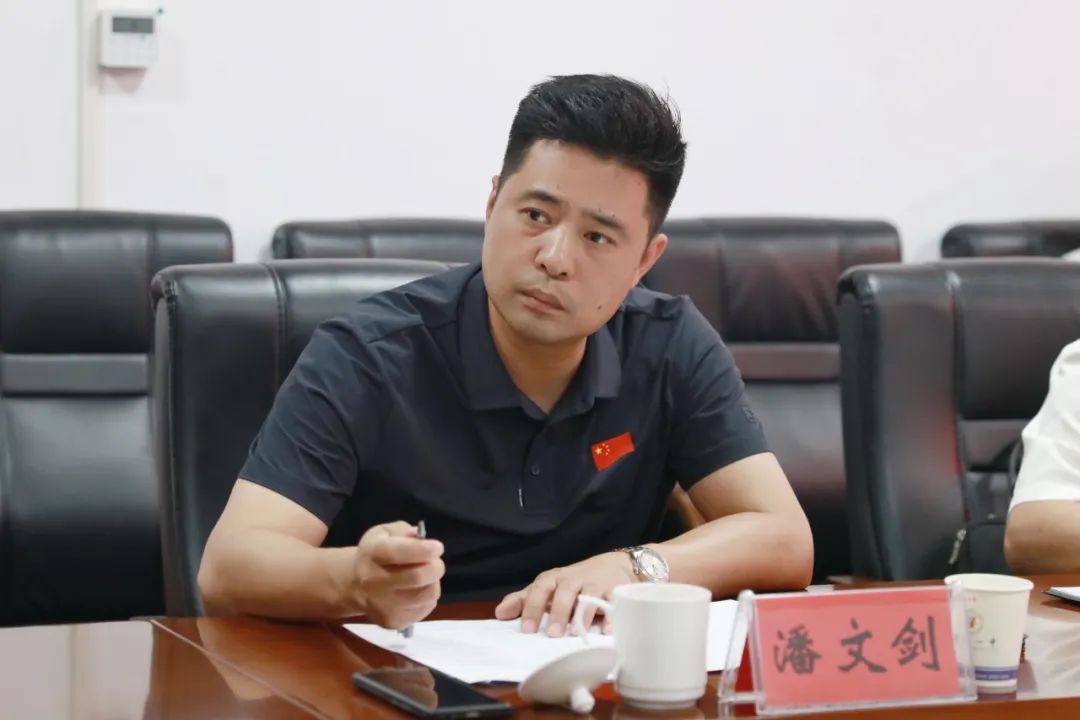 在安化一中,安化二中,潘文剑分别了解了"徐特立项目"目前施工情况以及