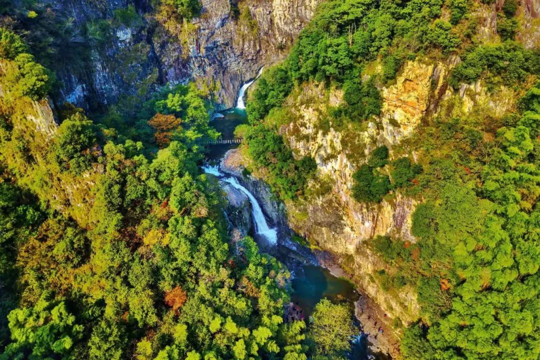 风景区位于诸暨市西北方向,素有"小雁荡"之称,是大型古装奇幻剧《水月