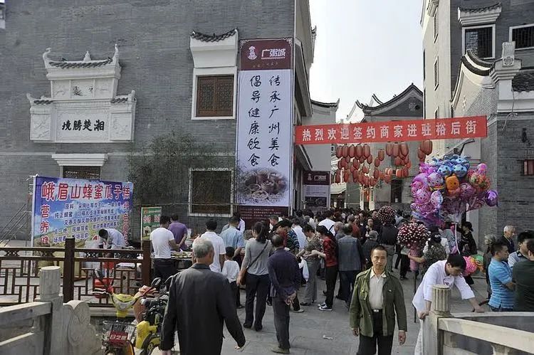 周建生:四十年拍摄一条街