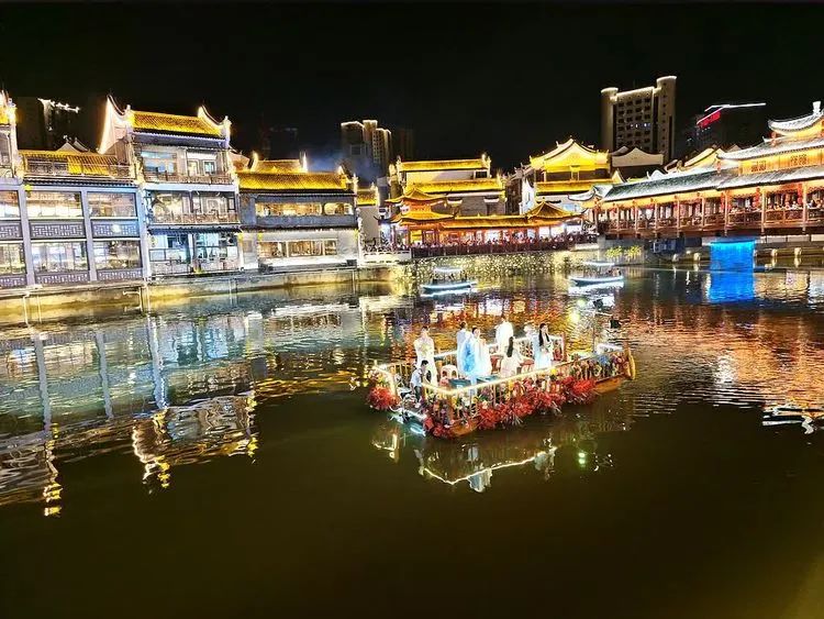 周建生:四十年拍摄一条街