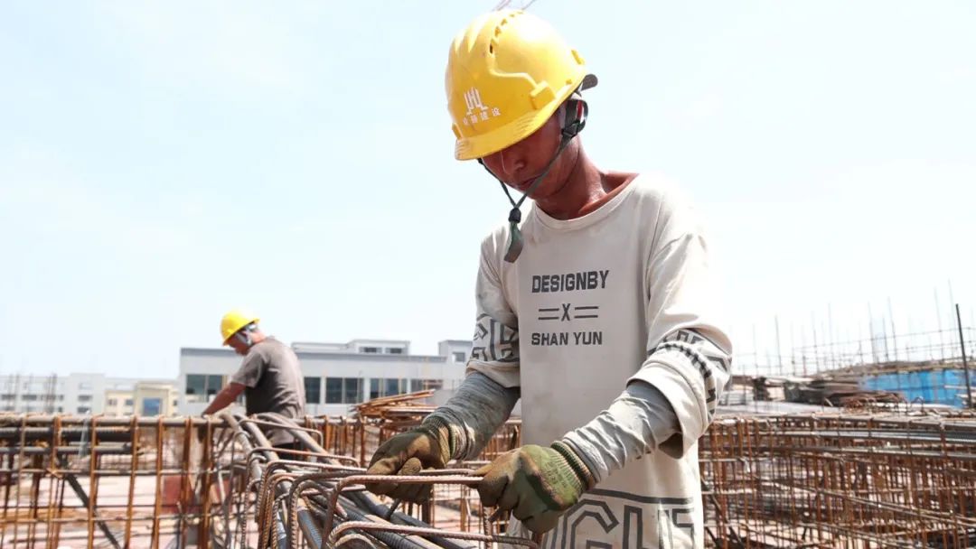 上午9点,施工现场密密麻麻的钢筋搭出规整的架子,30多名工人分布在