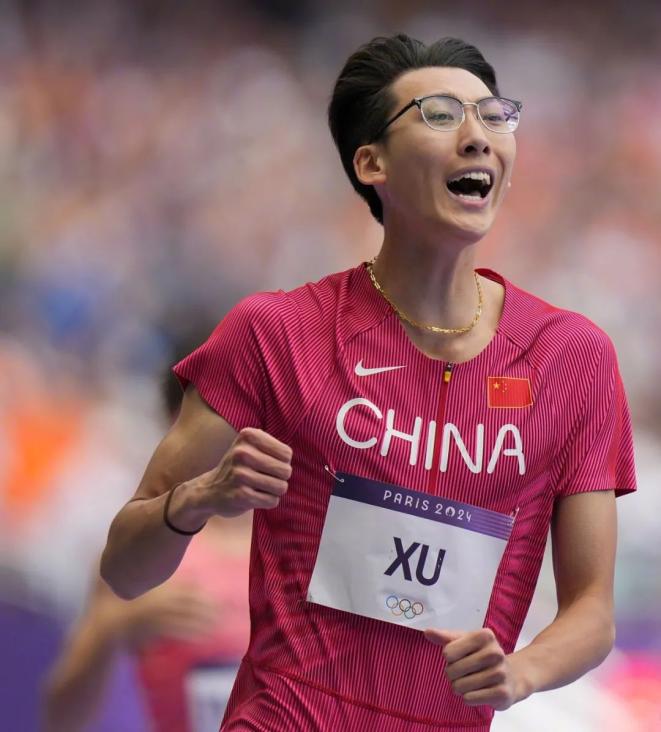 戴眼镜跨栏 闯进半决赛!网友评论亮了