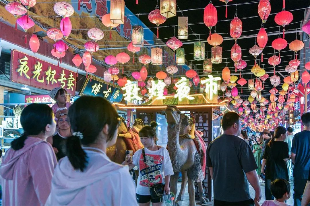 "阳关将军"巡游夜市:成为夜敦煌一道靓丽风景线
