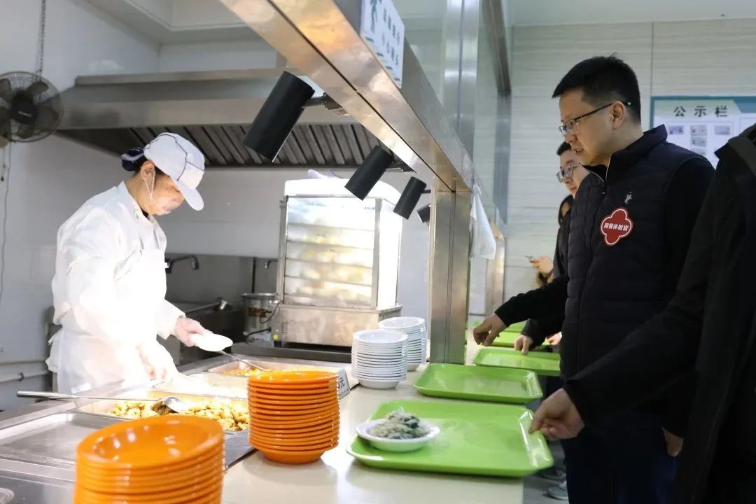 "去年年底,活力大厦的共享食堂正式建成.每天,食堂