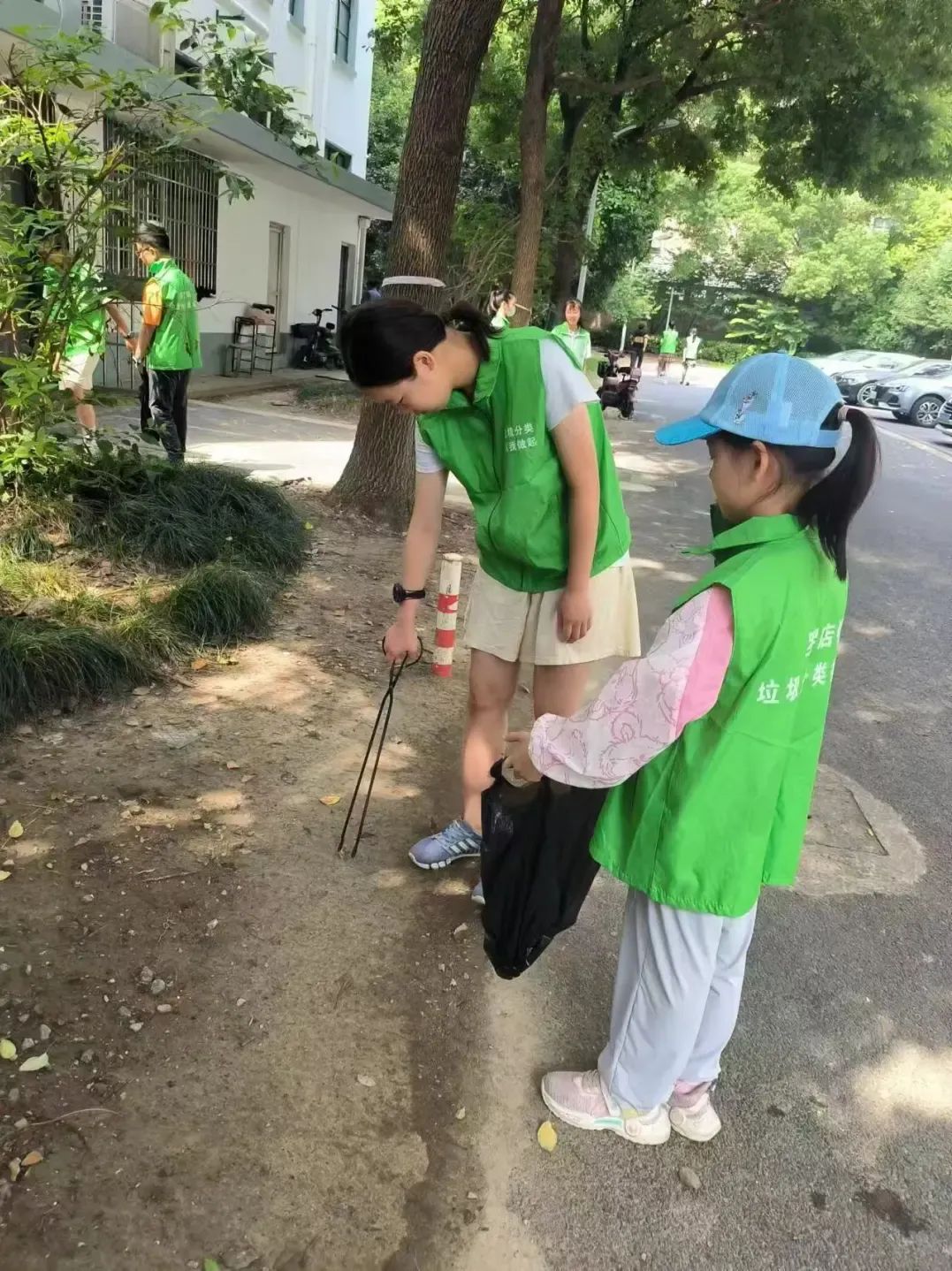 罗泾中学罗泾中学的学生踊跃参加暑期实践活动