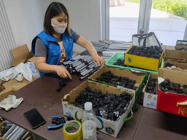 今年4月份,两人前往雄业创工坊寻找就业机会,之后均被安排进入手工活