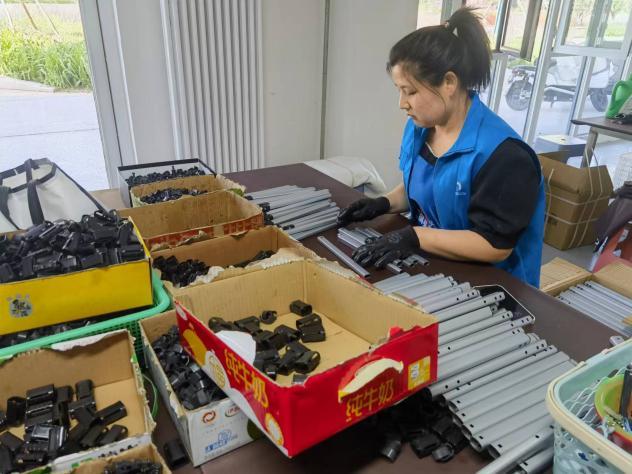 今年4月份,两人前往雄业创工坊寻找就业机会,之后均被安排进入手工活