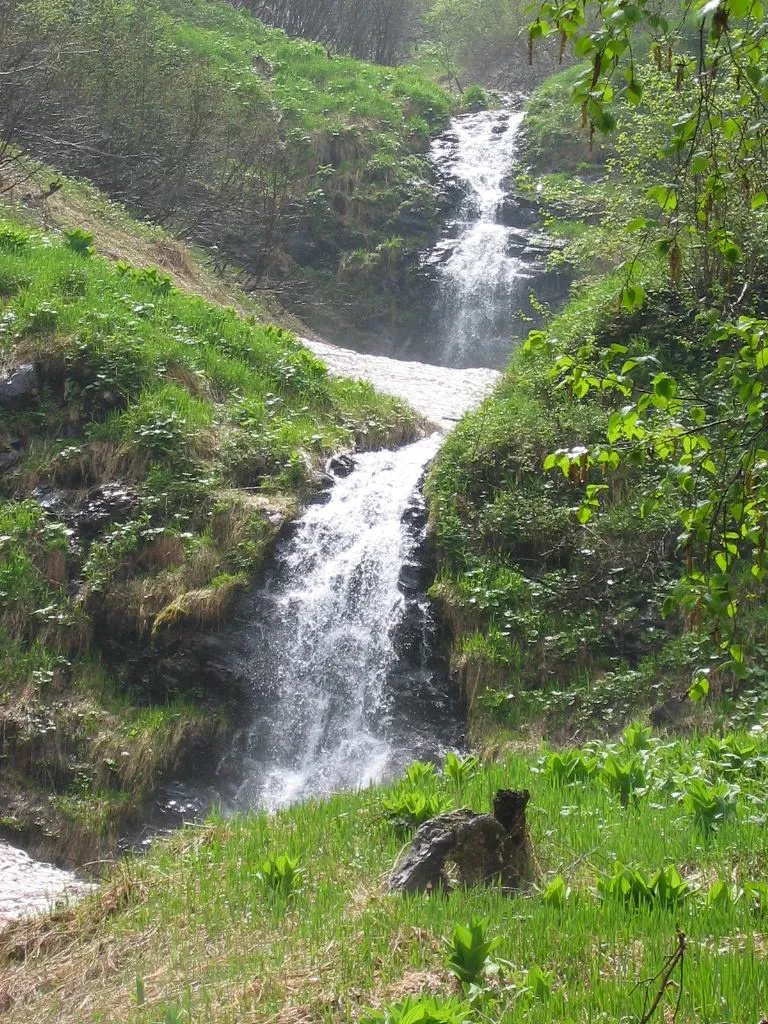 神山藏圣水,奇林伴双瀑,两级流水跌落成瀑,其周围岳桦林密,幽深清静