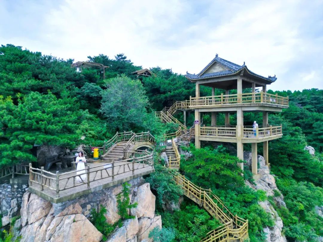 仿佛变得缓慢而悠长在这里图源:济南龙门山景区为游客遮挡住了烈日的