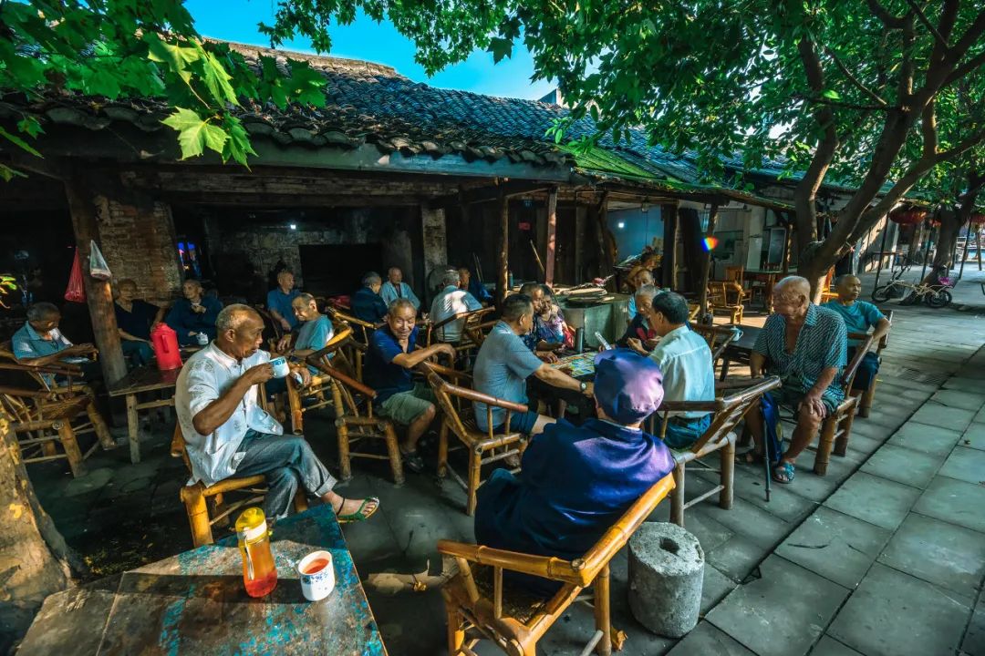 在贵州看苗寨与黄果树瀑布,品尝茅台酒的醇厚浓郁;在四川的茶馆里,摆