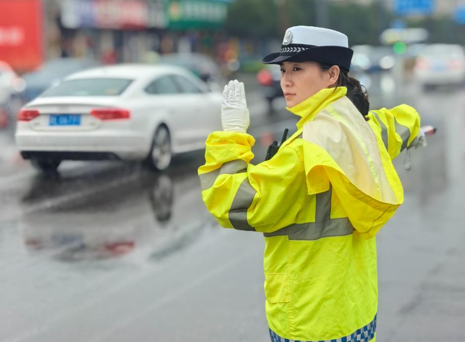 警察背影图片酷图片