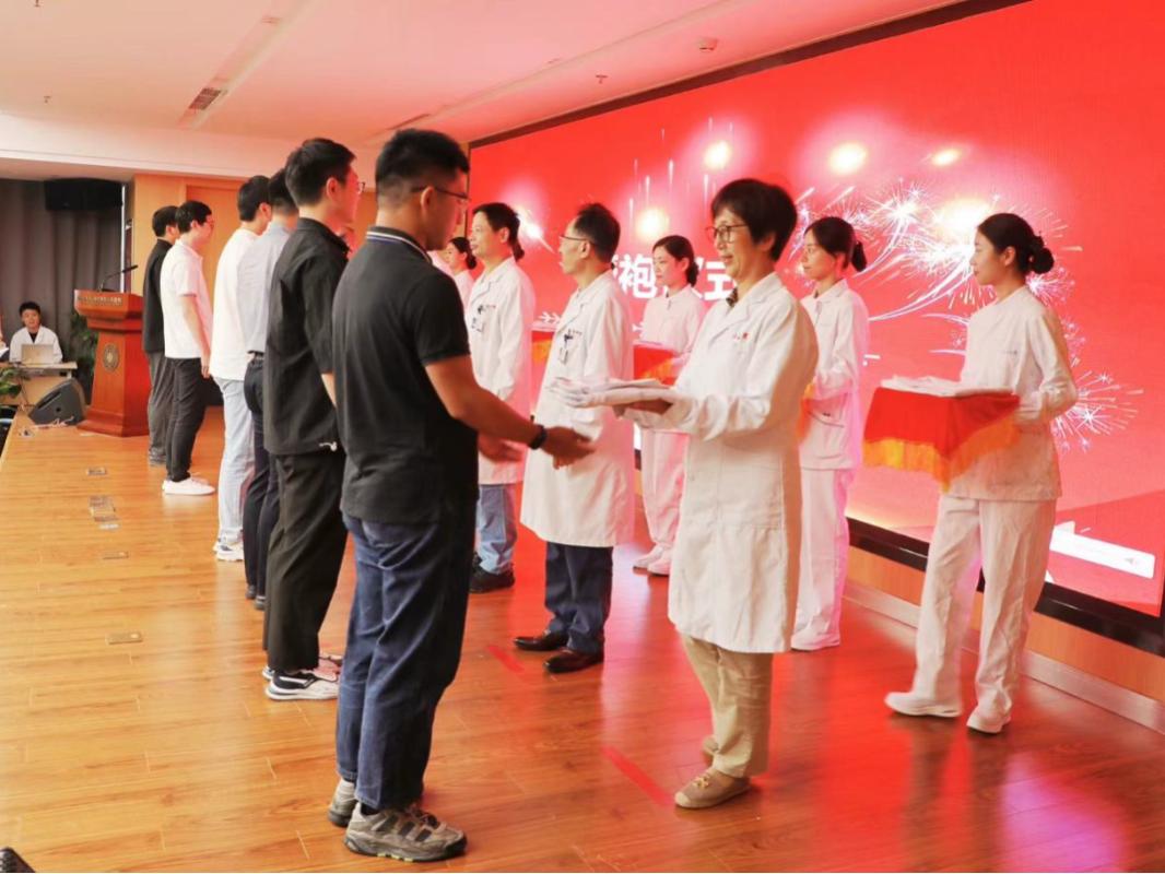这个“医师节”,TA们披上白袍……_澎湃号·政务_澎湃新闻-The Paper