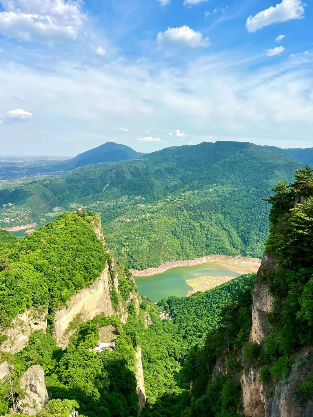 在王母山的东北面,还有一个陇东地区年代较的一个中心柱式佛窟.窟