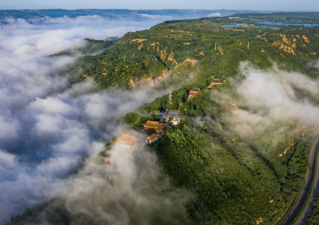在王母山的东北面,还有一个陇东地区年代较的一个中心柱式佛窟.