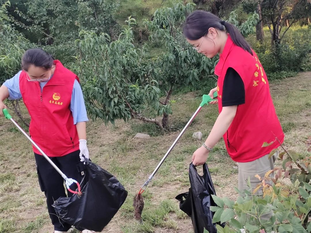 工作人员为参与捡拾垃圾的中小学生兑换了礼品,他们兴奋不已,纷纷表示