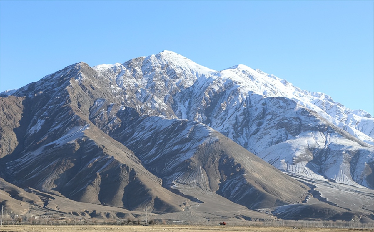2桑齐日山桑齐日山坐落在白朗县东喜乡,海拔在六千米以上.