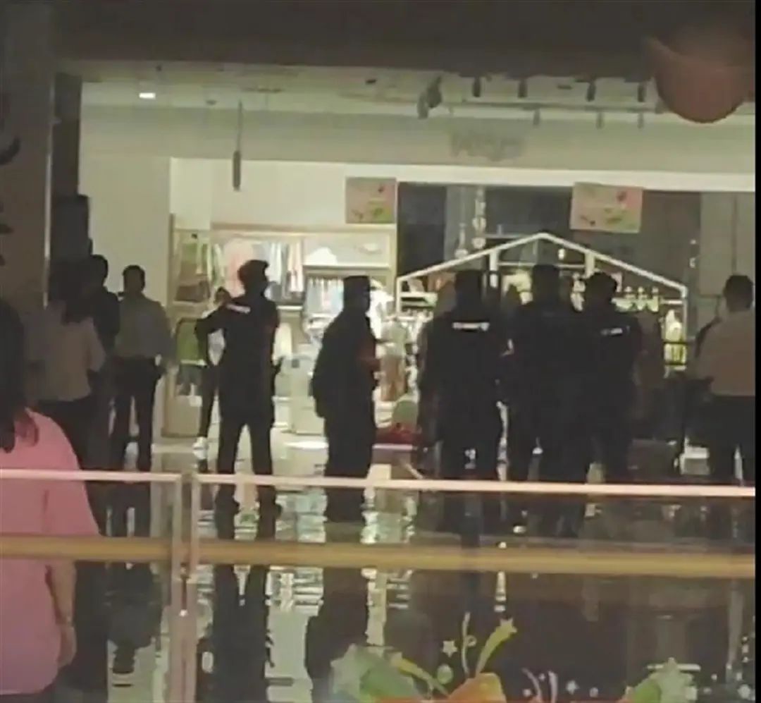记者从医院了解到,坠楼男子已无生命体征,目前警方和家属都在医院.