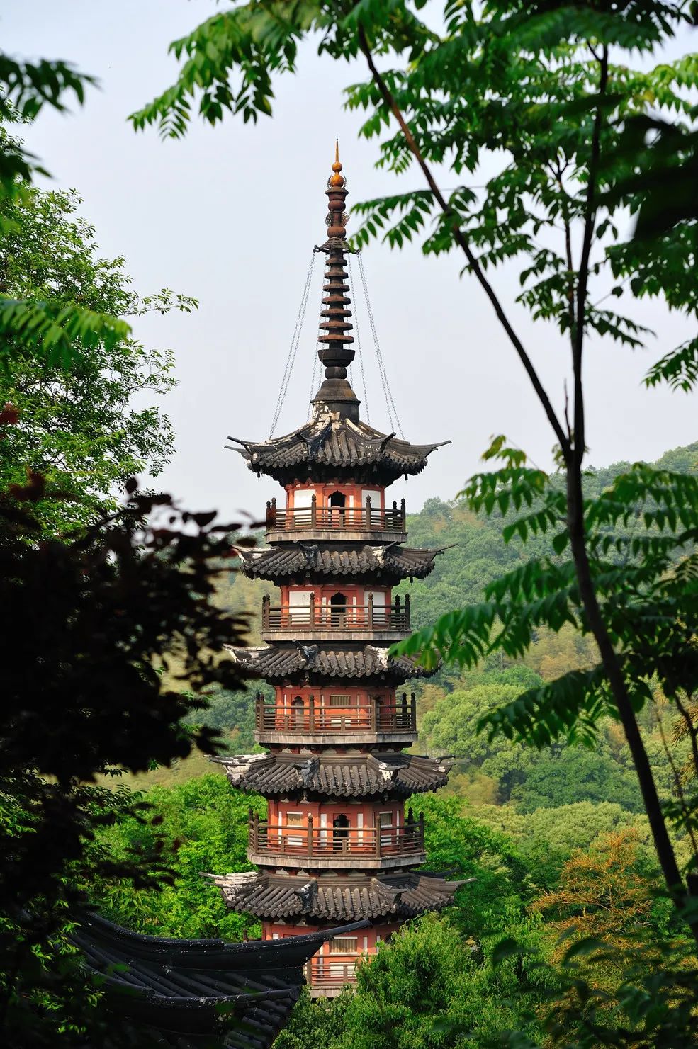 秀道者塔护珠塔,俗称"天马山斜塔",坐落于天马山中峰之右,始建于舜