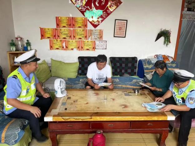 临汾公安交警走进辖区农村开展"严禁三轮车违法载人"主题宣传活动