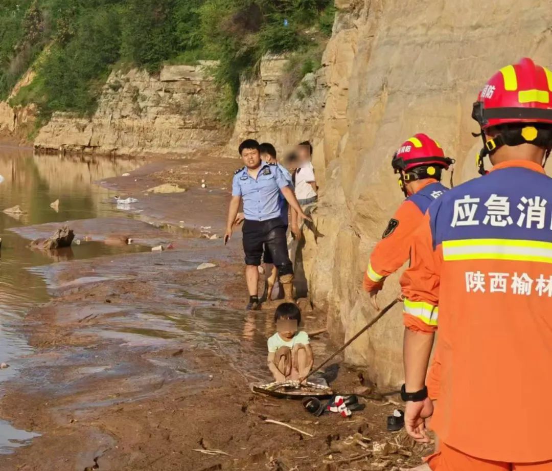 人陷入淤泥图片