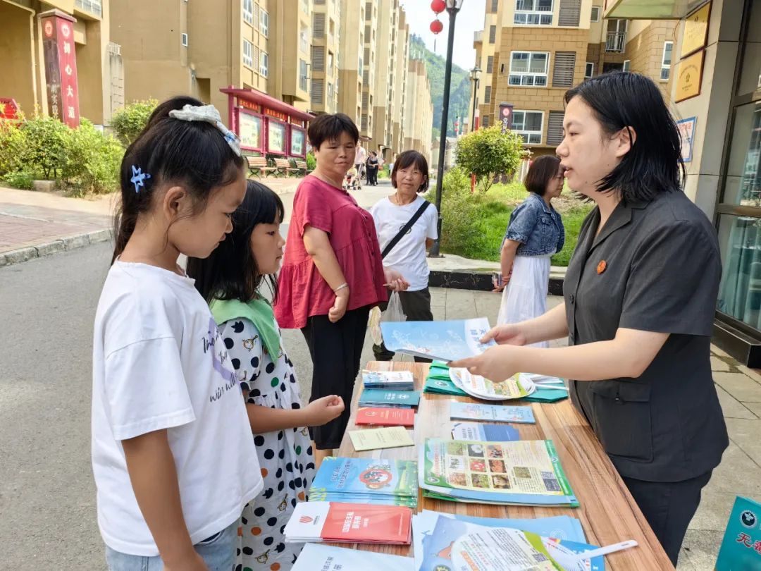 普法进社区 护航未成年人健康成长