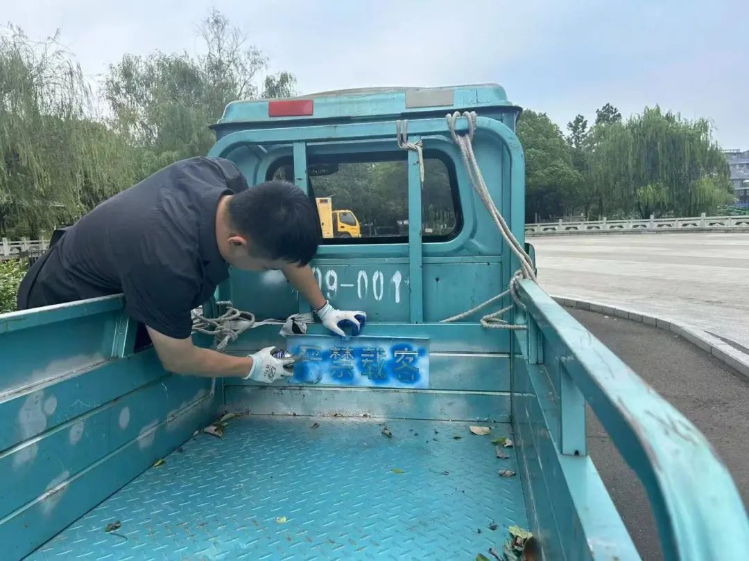 为三轮车车身喷绘警示标语从源头预防交通违法行为统一服务日此次活动