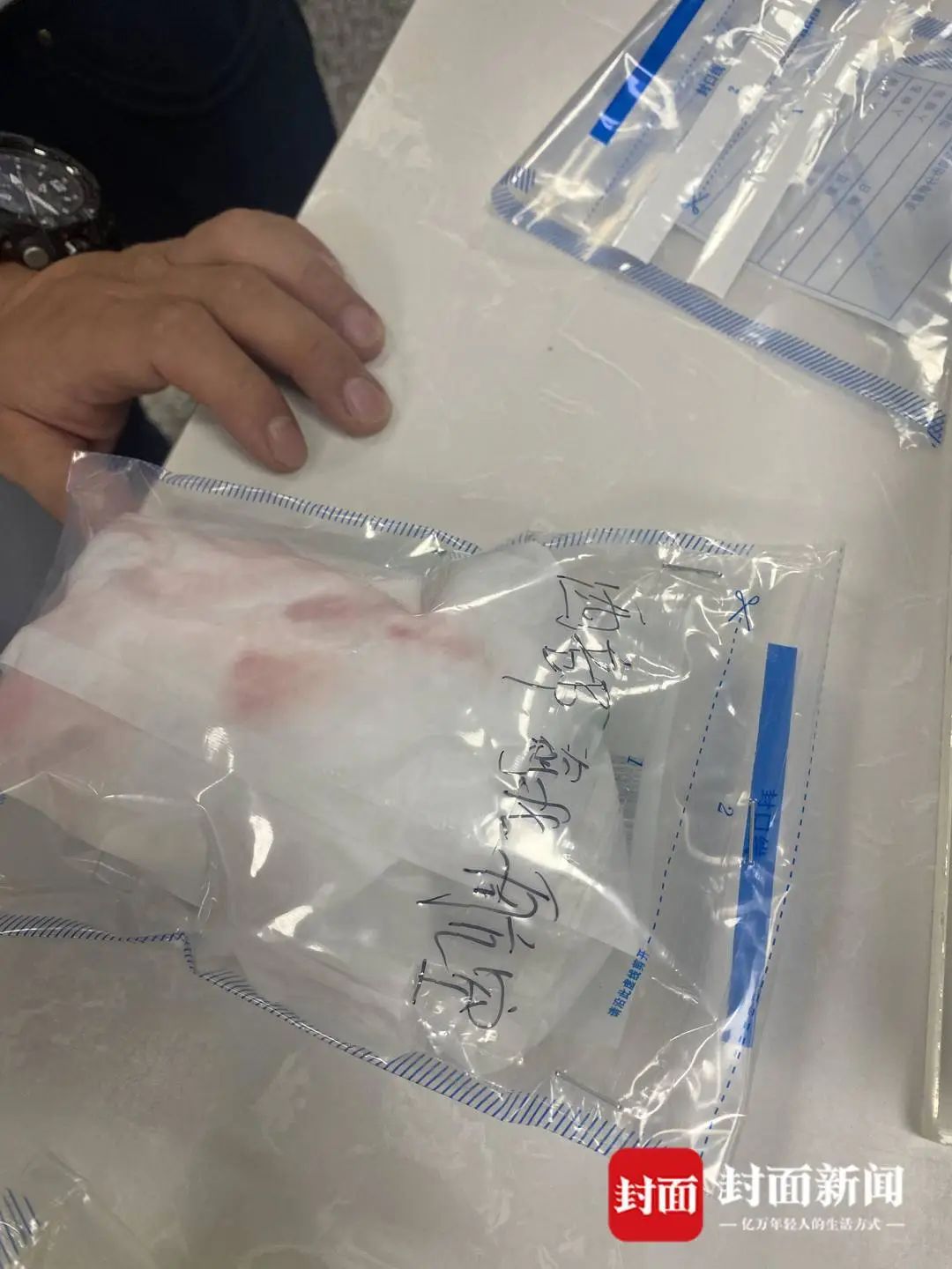 飞机座椅置物袋内发现渗血布条!鉴定确认有人血成分,航司如此回应→_澎湃号·政务_澎湃新闻-The Paper