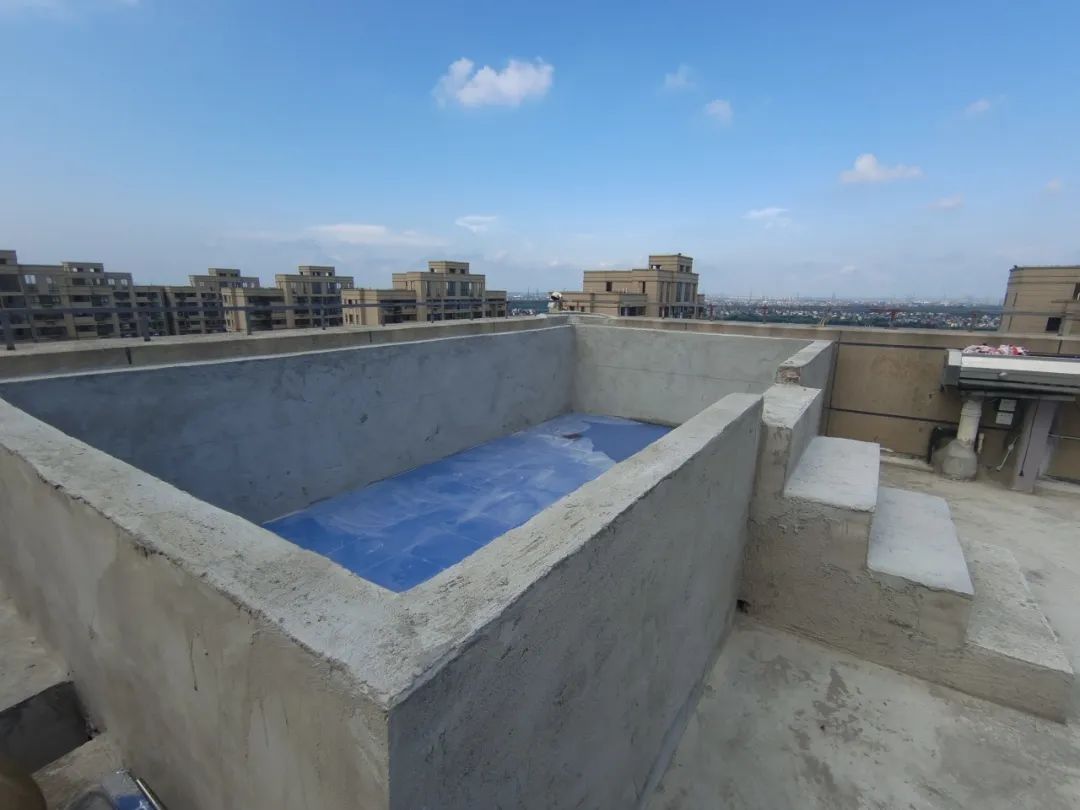 经查,该处楼顶东北角正在搭建泳池.城管小哥速"喊停"!顶楼天台建泳池?