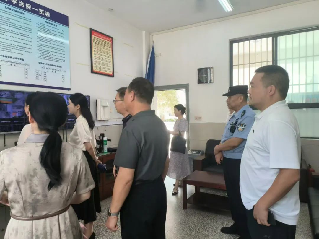 开学前夕,武当山特区公安局老营派出所联合特区教育局,应急管理局等