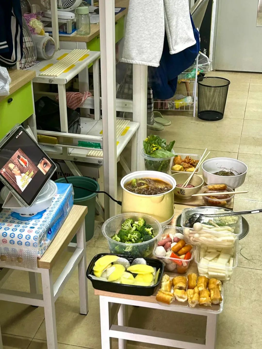 周末大学生宿舍吃啥 836.jpg