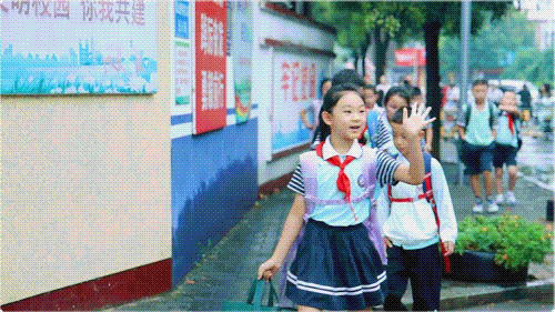 乐亭的街道两旁,背着书包,穿着新校服的学生们或结伴而行,或独自匆匆