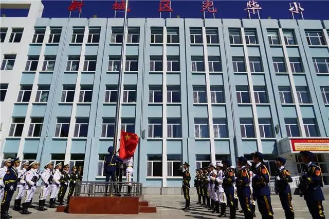 同升一面旗 共爱一个国 ——新城区光华小学"开学第一课"