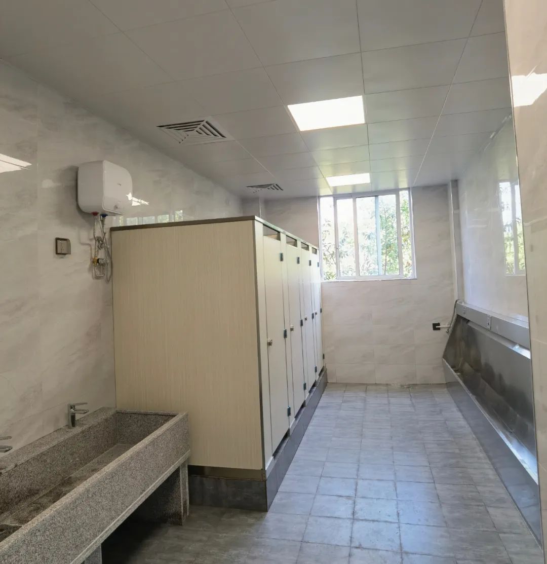 改造前改造后厕所微改造工程学校的厕所不仅提供了基本的卫生设施,还