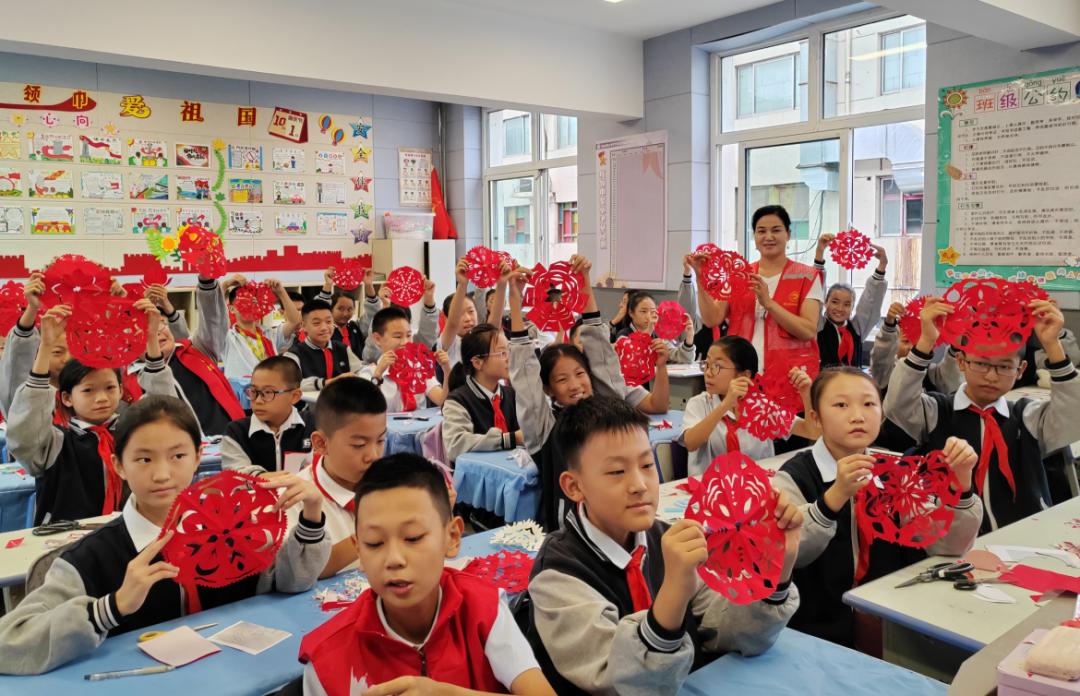 铸牢中华民族共同体意识 | "非遗"剪纸进社区 剪出最美"石榴花"活动