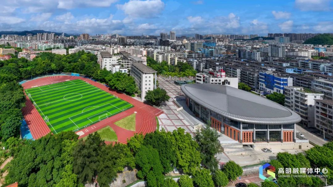 在佛山市第一中学,郑轲一行与学校负责人深入交流,详细了解学校基础