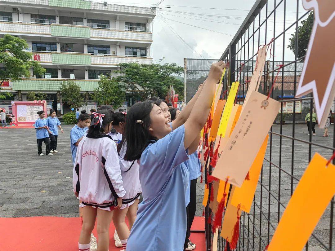 缅籍华裔学生家长董嘉美的2个儿子都是瑞丽市第五民族中学的学生,大