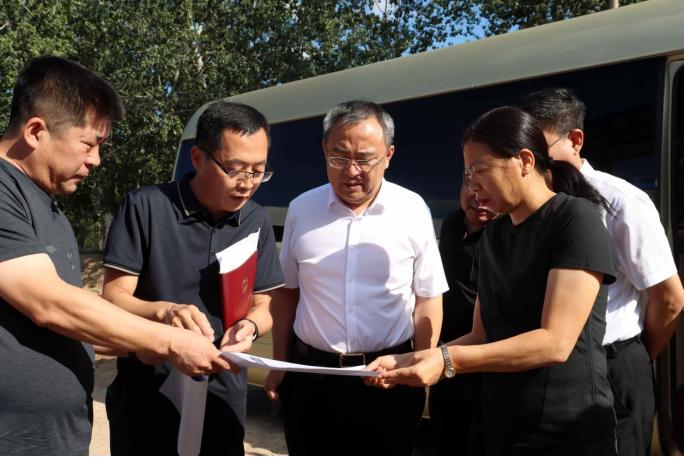 吕荣锋到县经济开发区调研在建项目进展和园区规划