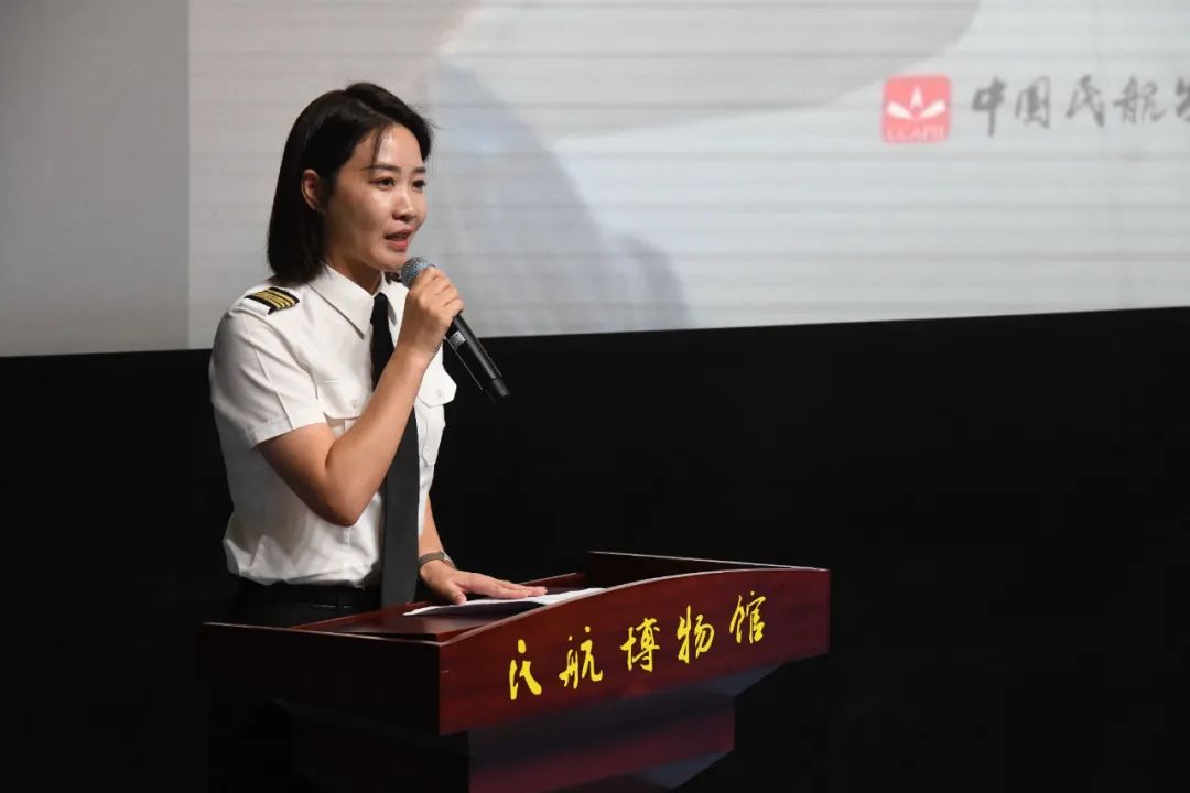 杨元元自传《我的飞行生涯》新书分享会侧记