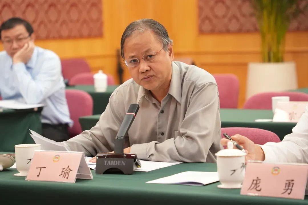 区政协委员侨联界别丁瑜建议:一、向民营经济大省浙江学习,大力鼓励及