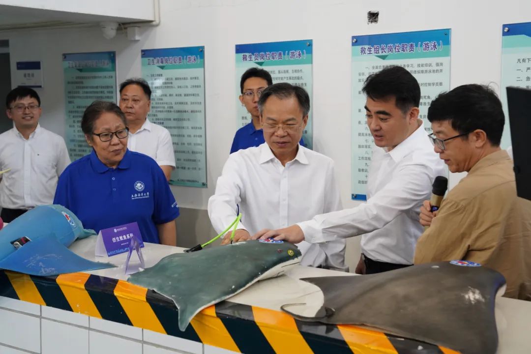 上海市委常委,临港新片区党工委书记,管委会主任陈金山一行来校调研