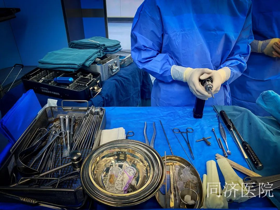 这十八般武器骨科医生样样精通就是这双手能精准地切入病灶……它们是医