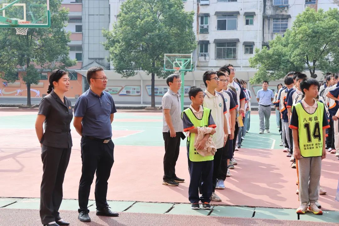 首先,施学珍和铜鼓二中校长黄石群来到学校操场观看学生篮球比赛颁奖