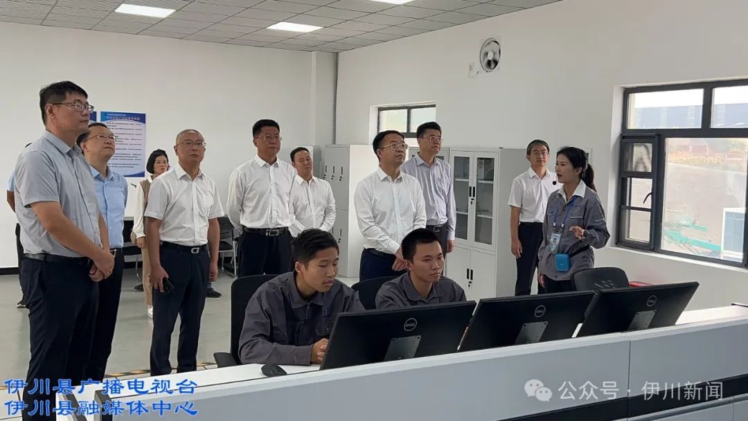 王太钢,牛小燕,刘海,魏斌,张林森,符同欣,韩海洋,齐小伟共同按下中原